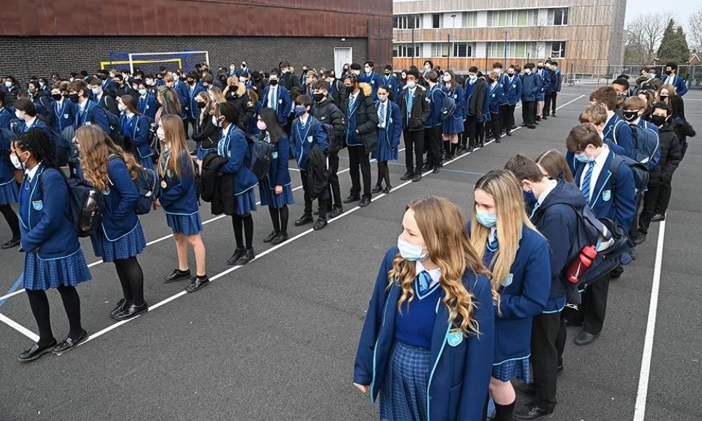 Επέστρεψαν σήμερα στα σχολεία οι μαθητές στην Βρετανία